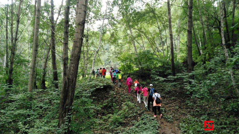 山林徒步穿越團(tuán)建活動圖片