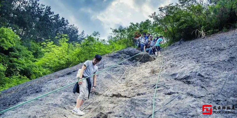 紀(jì)龍山徒步、豹子崖探洞團(tuán)建